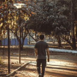 pessoa caminhando em um parque